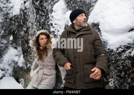 Irina Björklund (links) und George Clooney (rechts) Stern in der Regie von Anton Corbijn suspense Thriller der Amerikaner, ein Focus Features frei. Stockfoto