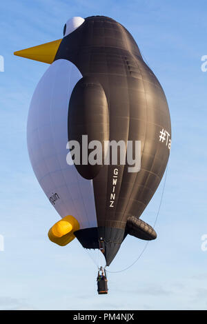 Longleat pinguin Heißluftballon am Himmel in Longleat Sky Safari, Wiltshire, UK im September Stockfoto