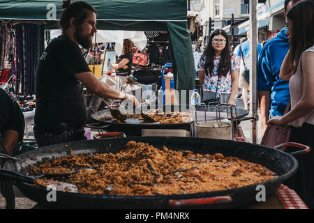 London, UK, 21. Juli 2018: Menschen kaufen Lebensmittel aus einem Markt, in der Portobello Road Market, Notting Hill, London. Der Portobello Road ist der weltweit Lar Stockfoto