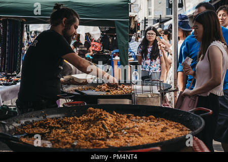 London, UK, 21. Juli 2018: Menschen kaufen Lebensmittel aus einem Markt, in der Portobello Road Market, Notting Hill, London. Der Portobello Road ist der weltweit Lar Stockfoto