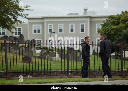 (L - r) Jeremy Renner als Jem Coughlin und Ben Affleck als Doug MacRay in Warner Bros. Pictures' und legendären Bilder "Crime Drama "Die Stadt" von Warner Bros. Pictures vertrieben. Stockfoto