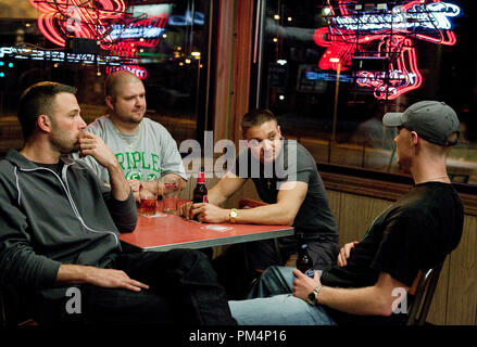 (L - r) BEN AFFLECK als Doug MacRay, SLAINE wie Albert' 'Gloansy Magloan, Jeremy Renner als Jem Coughlin und OWEN BURKE wie Desmond Elden in Warner Bros. Pictures' und legendären Bilder "Crime Drama "Die Stadt" von Warner Bros. Pictures vertrieben. Stockfoto