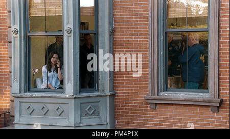 (L - r) REBECCA HALL als Claire Keesey, Jon Hamm als FBI Special Agent Adam Frawley und TITUS WELLIVER wie Dino Ciampa in Warner Bros. Pictures' und legendären Bilder "Crime Drama "Die Stadt" von Warner Bros. Pictures vertrieben. Stockfoto