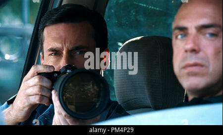 (L - r) JON HAMM als FBI Special Agent Adam Frawley und TITUS WELLIVER wie Dino Ciampa in Warner Bros. Pictures' und legendären Bilder "Crime Drama "DIE STADT" von Warner Bros. Pictures vertrieben. Stockfoto