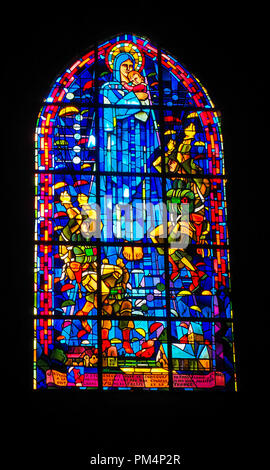 Fallschirmjäger Glasfenster memorial St Mere Eglise Kirche Stockfoto
