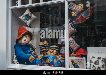 London, UK, 21. Juli 2018: Fenster von Paddington pop-up-Shop auf der Portobello Road, London, UK. Paddington ist eine legendäre britische Marke und Zinn 2018 CE Stockfoto