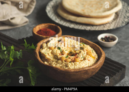 Kichererbse hummus in der Schüssel. Die arabische Küche. Getonten Bild Stockfoto