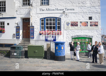 Außerhalb des Albion House Tavern in St Peter Port Guernsey UK mit ein paar Einheimischen und Touristen auf die Insel Stockfoto