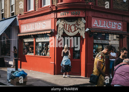 London, UK, 21. Juli 2018: Menschen zu Fuß Vergangenheit Antiquitäten Alice's Shop in der Portobello Road, London, UK. Der Portobello Road ist der weltweit größte Antiquitäten Stockfoto