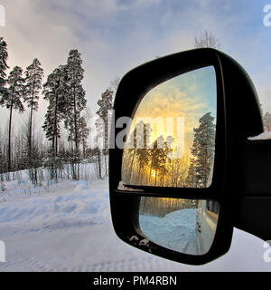 Winter wald landschaft auf Hintergrund und schönen gelben Sunrise im Rückspiegel. Stockfoto