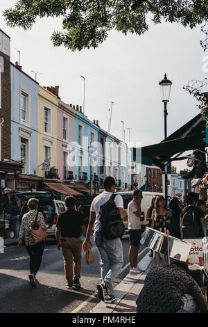 London, UK, 21. Juli 2018: Menschen gehen vorbei pastellfarbenen Häusern auf der Portobello Road Market, Notting Hill, London. Der Portobello Road ist der weltweit La Stockfoto