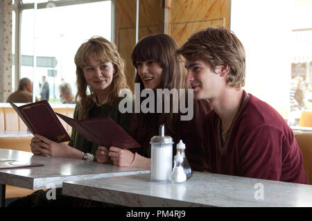 L bis R: Carey Mulligan, Keira Knightley und Andrew Garfield in NEVER LET ME GO; Foto von Alex Bailey 2010 Stockfoto