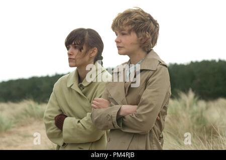 L bis R: Keira Knightley und Carey Mulligan in NEVER LET ME GO; Foto von Alex Bailey 2010 Stockfoto