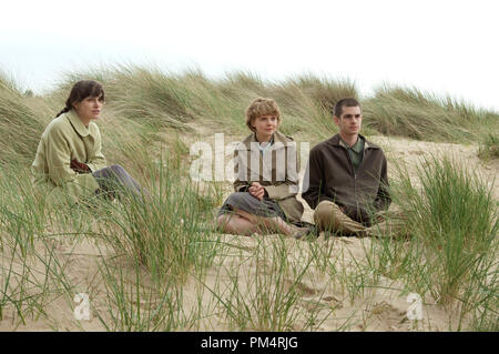 L bis R: Keira Knightley, Carey Mulligan und Andrew Garfield in NEVER LET ME GO; Foto von Alex Bailey 2010 Stockfoto