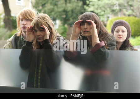 L bis R: Domhnall Gleeson, Carey Mulligan, Keira Knightley und Andrea Riseborough in NEVER LET ME GO; Foto von Alex Baile Stockfoto