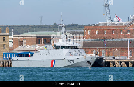 French Navy Schiff P 676 Flamant. Eine Suche und Rettung und Fischerei Patrouillenboot neben in Portsmouth Naval Base. Stockfoto