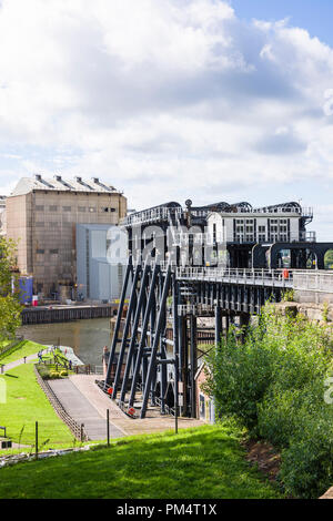 Übergeordnete Sicht der Anderton Boat Lift und Fluss Weaver aus dem höheren Boden, einem Ausläufer des Trent & Mersey Canal in Northwich Cheshir Stockfoto