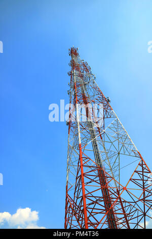 Rote und weiße Telecommunication Tower, Handy Signal Tower gegen helles Blau sonnigen Himmel Stockfoto