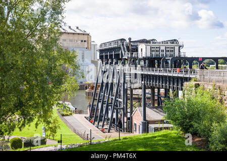 Übergeordnete Sicht der Anderton Boat Lift und Fluss Weaver aus dem höheren Boden, einem Ausläufer des Trent & Mersey Canal in Northwich Cheshir Stockfoto