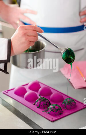 Hand gießen Karamell Stockfoto