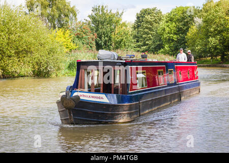 SILKWOOD einen schmalen Boot Kreuzfahrt auf der Trent & Mersey canal auf ein Ansporn, um das Hubwerk zu senken Wasser in Cheshire England Großbritannien Stockfoto