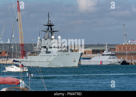 HMS Tyne Portsmouth Abfahrt Patrouille den Fischereibereich, vorbei an der Französischen Marine Schiff P 676 Flamant. Stockfoto