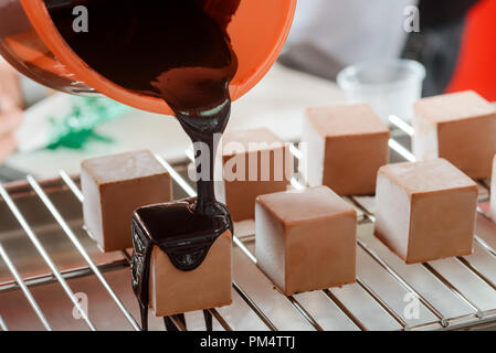 Schokolade Sirup auf Mousse Kuchen Stockfoto