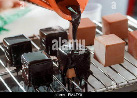 Gießen Sirup auf Kuchen Stockfoto