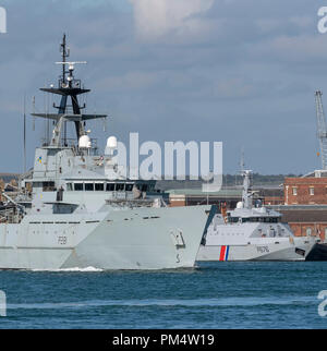 HMS Tyne Portsmouth Abfahrt Patrouille den Fischereibereich, vorbei an der Französischen Marine Schiff P 676 Flamant. Stockfoto