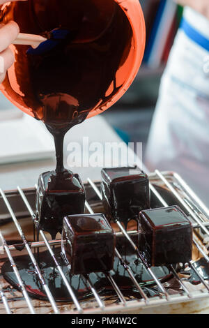 Dicke Sirup auf Mousse Kuchen Stockfoto