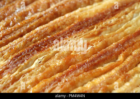 Geschlossen bis Textur von gerollten und gefalteten Schichten der Französischen Palmier Gebäck oder Elephant Ear Cookie Stockfoto