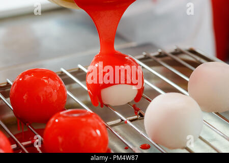 Vanille mousse Kuchen in Sirup Stockfoto