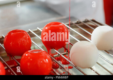 Mousse Kuchen in Erdbeer Sirup Stockfoto