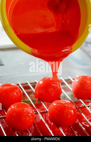 Ball mousse Kuchen in Sirup Stockfoto