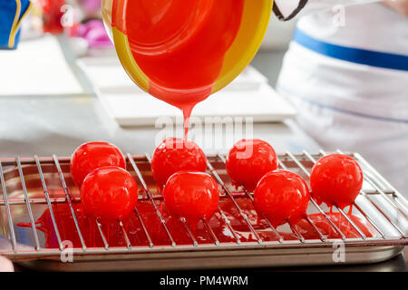 Ball Süßigkeiten in Berry Sirup Stockfoto