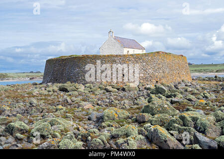 St Cwyfan's, bekannt als Kirche im Meer, liegt auf der kleinen Gezeiteninsel Cribinau in der Nähe von Aberffraw, Anglesey. Es stammt aus dem 12. Jahrhundert Stockfoto