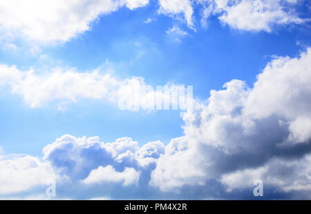 Hintergrund aus dem bewölkten Himmel. Sonnenlicht bricht durch die Wolken. Stockfoto