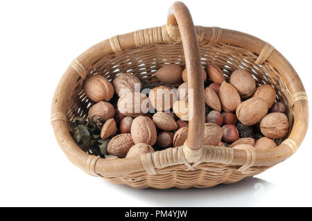 Weidenkorb mit Mandeln, Walnüsse und Erdnüsse Stockfoto