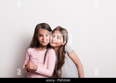 Zwei kleine Mädchen stehen in einem Studio. Stockfoto