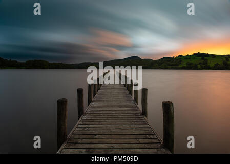 Coniston Water lange Belichtung Sonnenuntergang Stockfoto