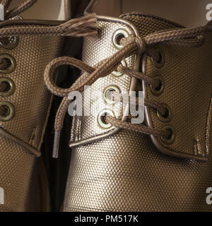 Schnürsenkel in Nahaufnahme und braune Schuhe. Natürliches Licht Stockfoto