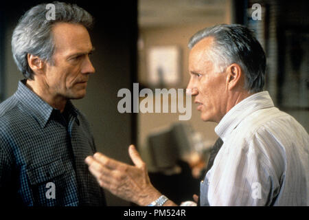 Szenenfoto aus "True Crime" Clint Eastwood, James Woods © 1999 Warner Bros. Stockfoto