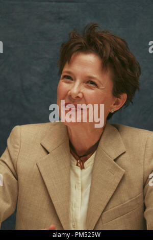 Annette Bening 'Mutter und Kind' Portrait Session, 19. April 2010. Reproduktion von amerikanischen Boulevardzeitungen ist absolut verboten. Datei Referenz # 30195 010 GFS nur für redaktionelle Verwendung - Alle Rechte vorbehalten Stockfoto