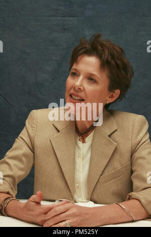 Annette Bening 'Mutter und Kind' Portrait Session, 19. April 2010. Reproduktion von amerikanischen Boulevardzeitungen ist absolut verboten. Datei Referenz # 30195 012 GFS nur für redaktionelle Verwendung - Alle Rechte vorbehalten Stockfoto