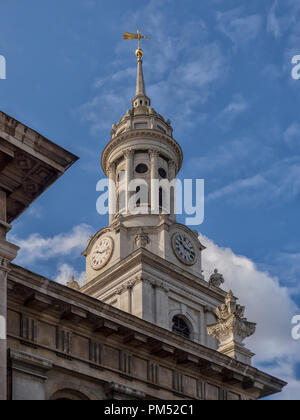 LONDON, Großbritannien - 25. AUGUST 2018: Der Turm der georgischen Barockkirche St. Alfege in Greenwich Stockfoto