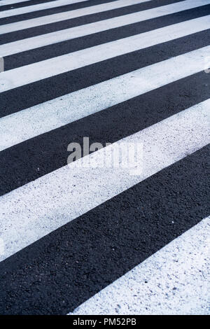 Die weißen und schwarzen Zebrastreifen in einer Straße, Neu frisch auf den Boden gemalt Stockfoto