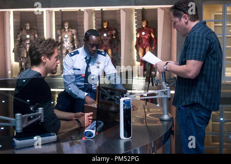 Nach rechts: Robert Downey Jr. (als Tony Stark), Don Cheadle (als Colonel James "rhodey" Rhodes) und Regisseur/Produzent Jon Favreau diskutieren eine Szene auf dem Set von "Iron Man 2". Links Stockfoto