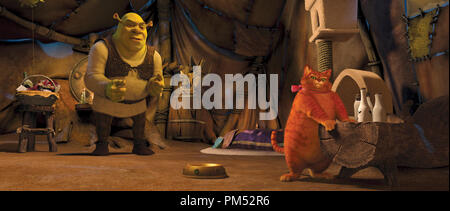 Shrek (MIKE MYERS) nimmt in der verwöhnte Umgebung des Über-Frisierten und Über-fed-Puss in Boots (ANTONIO BANDERAS) "Shrek Forever nach' © 2010 DreamWorks Animation LLC. Alle Rechte vorbehalten. Stockfoto