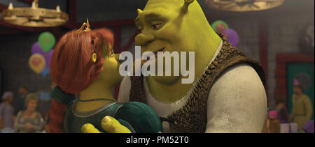 Shrek (MIKE MYERS) ist glücklich in die Arme von Fiona (CAMERON DIAZ) in der von DreamWorks Animation Shrek Forever Nach'. Stockfoto