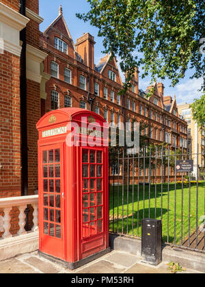 LONDON, Großbritannien - 25. AUGUST 2018: Rote Telefondose in der South Audley Street Stockfoto